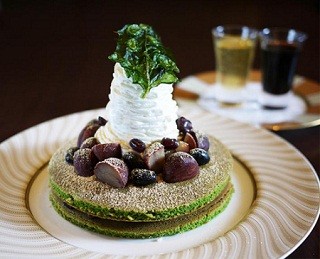 東京都港区のホテルに創作パンケーキ登場 - ほうれん草を使ったメニューも