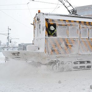 北海道・函館市電開業100周年! 大正時代を再現した花電車にササラ電車も