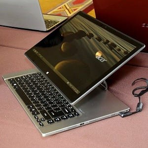 写真で見る、日本エイサーの液晶うねうね15.6型フルHDノート「Aspire R7」