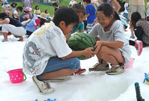 兵庫県六甲山で、7～9月に雪遊びが楽しめる「真夏の雪まつり」開催