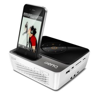 BENQ、iPhone/iPodドックを搭載したミニプロジェクタ「GP3」