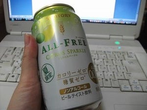 仕事中もゴクゴクいける「オールフリー シトラススパークル」を飲んでみた!