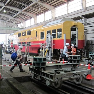 富山県の富山地方鉄道が稲荷町車両基地で撮影会、車両改造シーンも間近に