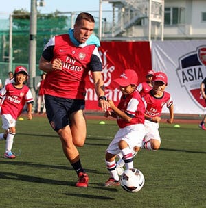 アーセナルが45年ぶりに来日。愛知県でサッカークリニック - エミレーツ