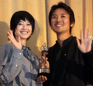 真木よう子、モスクワ映画祭のトロフィーを手に｢こんな作品はなかなかない｣