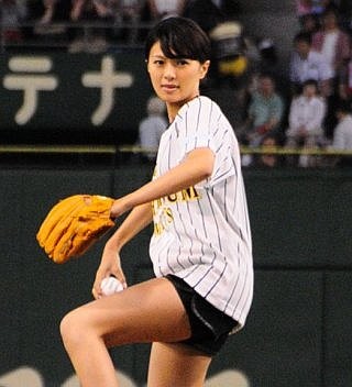 榮倉奈々、ノーバウンド投球にご満悦「ジムで肩慣らししてきましたから!」