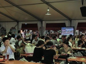 東京都・大井競馬場で「オクトーバーフェスト」開催 -馬を見ながらビール!