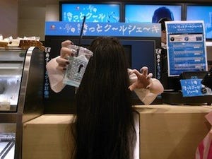 池袋のロッテリアで"貞子"が1日店長に! テレビから飛び出しシェーキを提供