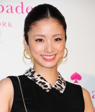 上戸彩、先輩・米倉涼子の誕生日に「グラスと写真立てを買いました!」