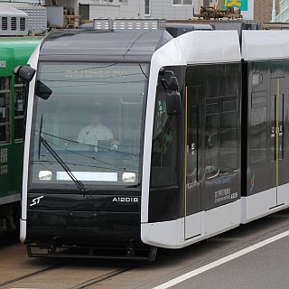 北海道・札幌市電の新型低床車両、愛称は北極星を意味する「ポラリス」に!