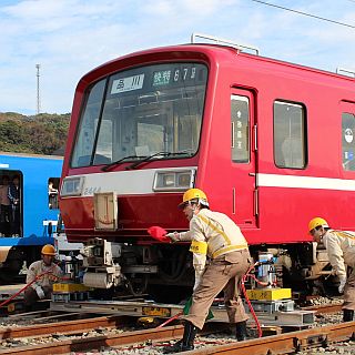 京急電鉄、脱線事故を想定した「鉄道事故復旧訓練」に見学者100人を招待