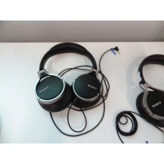 ソニー、「MDR-1」のスタイルを継承しつつ小型・軽量化したヘッドホン