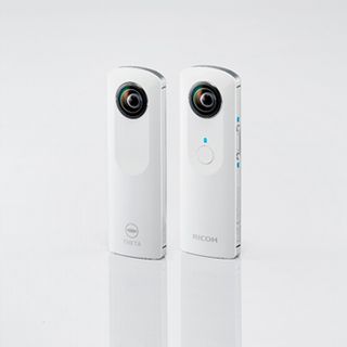 リコー、全天球を撮影できるスティック型カメラ「RICOH THETA」