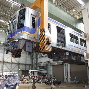 大阪府河内長野市・千代田工場で「南海電車まつり」 - 車両の吊下げ実演も