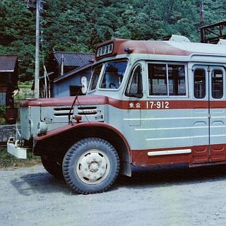 石川県の北陸鉄道、創立70周年記念で1970年代のボンネットバス塗装を復刻