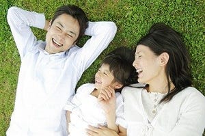 子どもを1人育てるのに必要な収入は? 初産は何歳まで? -厚労省の若者調査