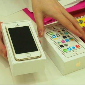 ついにドコモ版iPhoneが販売開始! 丸の内で「iPhone5s」開封の儀