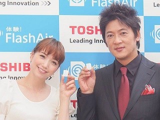 "家電俳優"細川茂樹がデジカメ画像ワイヤレス転送の楽しみを力説! - 東芝「FlashAir」体験イベント