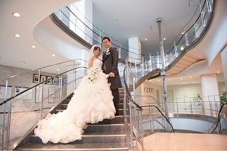 東京都・目黒区役所で結婚式! らせん階段に屋上庭園…会場を見に行ってきた