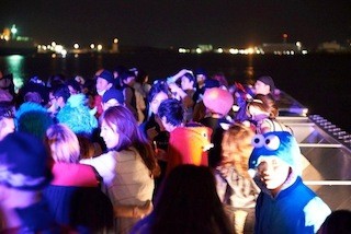 東京都港区で大型客船を舞台に2,000人規模の"ハロウィン街コン"開催