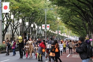 東京都・表参道ヒルズでハロウィンイベント開催 -黒いラーメンなど登場