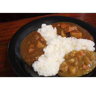 東京都文京区のカフェにて、600円で新旧3世代のボンカレーを食べ比べ!