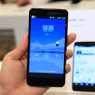 写真で見るドコモ2013~2014冬春モデル - 「AQUOS PHONE ZETA SH-01F」編