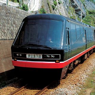 伊豆急行が黒船電車を臨時運転 - 満月に海面に映る「ムーンロード」を鑑賞