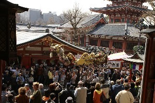 東京都・浅草寺で、長さ約18mの金龍が舞う「金龍の舞」実施