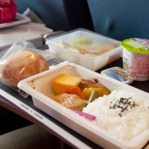 頭から機内食のシャワーに母ぼう然 - 子連れ飛行機旅行の悲劇