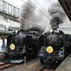 群馬県・JR高崎駅をSL列車が同時に発車! C61形20号機・D51形498号機が並走