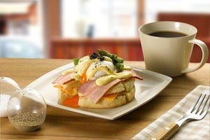 ローソン、「エッグベネディクト」など発売 -「厚焼きパンケーキ」人気で