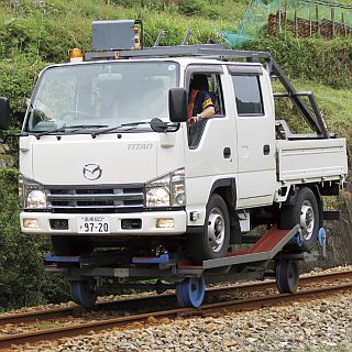 JR西日本子会社が1トン車タイプのレールランナーなど新たな保線機器を開発