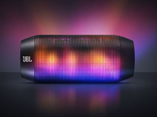 マルチカラーLEDで音楽が目で楽しめるポータブルスピーカー「JBL PULSE」