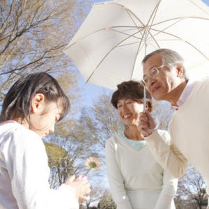 子連れで街を歩くと……「おばさんやおばあさんに絡まれる」という声多数