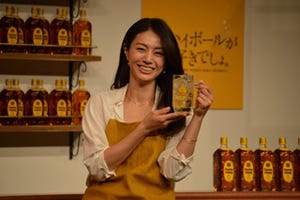 角ハイボールの新イメージキャラクター・井川遥が手作りハイボールを披露!