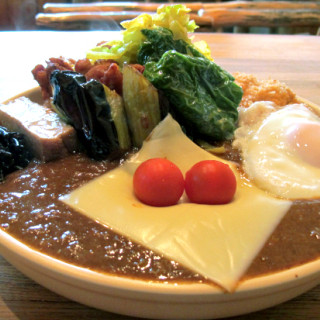 東京都渋谷に某カレーチェーン涙目(?)の激安カレー店、10種トッピング800円