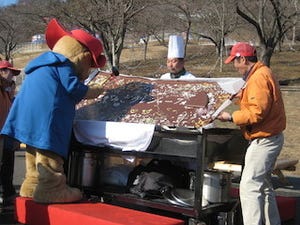 神奈川県・さがみ湖で、巨大板チョコ作りに挑戦! -通常の800枚分