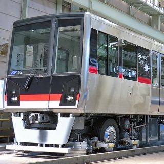 横浜シーサイドライン2000型新造車両、黒・赤の新しいデザインでデビュー!