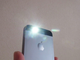 LEDライトを点けたままにしたとき、バッテリーはどの程度のペースで減るの? - いまさら聞けないiPhoneのなぜ