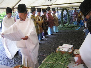 東京都青梅市の武蔵御嶽神社で「夏越しの大祓」開催 -穢れを"人形"に移す