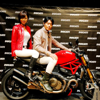 ドゥカティ「モンスター1200」登場! 釈由美子&永井大の「逆タンデム」も!?