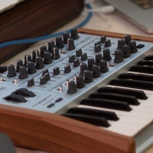 完全限定生産のアナログシンセ「MINIBRUTE SE」を発売-フックアップ