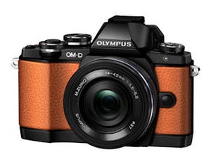 オリンパス、ミラーレス一眼「OM-D E-M10」に特製グリップの限定パッケージ