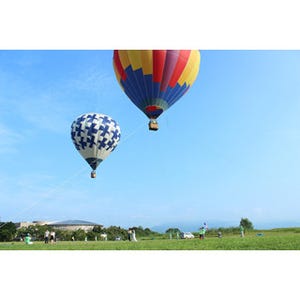 滋賀県草津市で、琵琶湖を臨む熱気球の搭乗体験! 花火や夜間フライトも