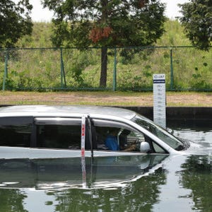 水没車両から脱出可能か? ドア開ける&窓割るなどの方法を検証した動画公開