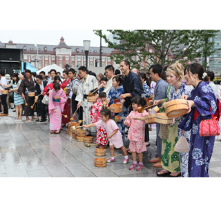 東京都・行幸通り付近で「丸の内 de 打ち水」「東京丸の内盆踊り2014」開催