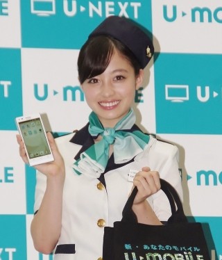 橋本環奈がキャビンアテンダント姿を披露「ちょっと大人に近づけたかな」