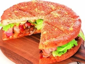 重さ約1.2kg! 「ピザ・リトルパーティー」が「メガバーガー」3種を発売