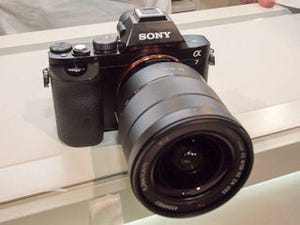 Photokina 2014 - ついに「α7」3兄弟のボディが出そろったソニー - レンズの新製品を2本発表しラインナップの拡充ぶりをアピール